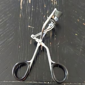 Eyelash curler